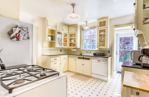 Amazon House | Cheerful home with patio & yard - walk to parks, trails & Hayward Field