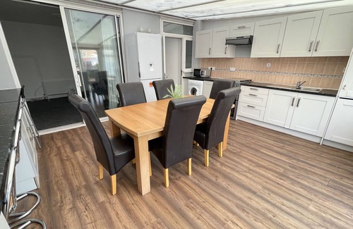Edmonton House | Cheerful House 20 minutes from Central London