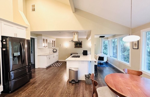 Cougar Mountain House | Cheerful house/garage/deck