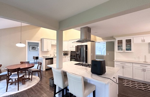 Cougar Mountain House | Cheerful house/garage/deck