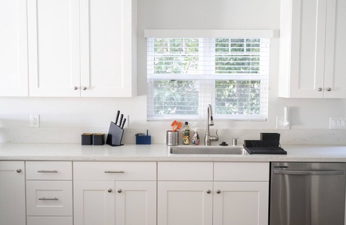 Mid City Apartment | Cheerful Mid-City Gem