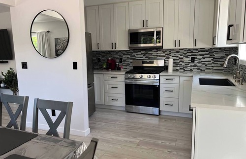 Clarkdale House | Cheerful new 2-bed 2-bath, EV charger & backyard