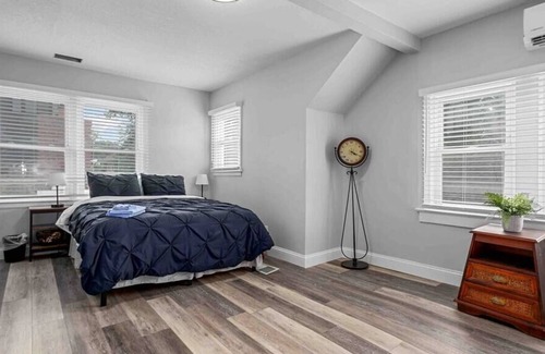 West Plaza House | ★ Cheerful New★Remodeled West Plaza Home
