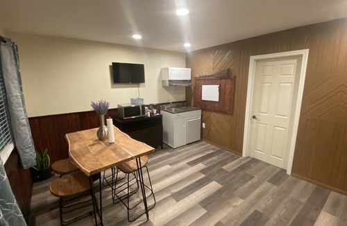 Mars Hill-Blaine House | Cheerful One Bedroom Home