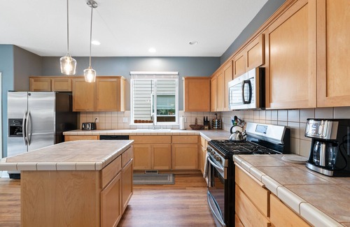 Mill Plain House | Cheerful Pet friendly Hot tub home located in Springer Estates.