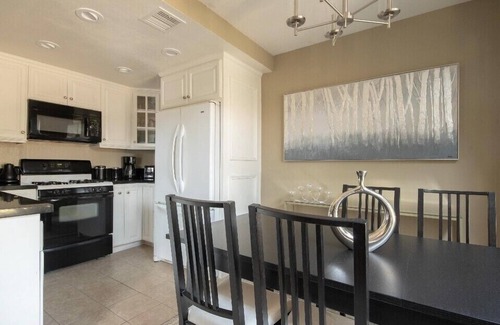 Azusa House | Cheerful, Quiet, Clean and Safe Condo near the San Gabriel Mountains in Azusa.