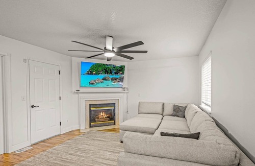 Troutdale House | Cheerful remodeled home near I-84