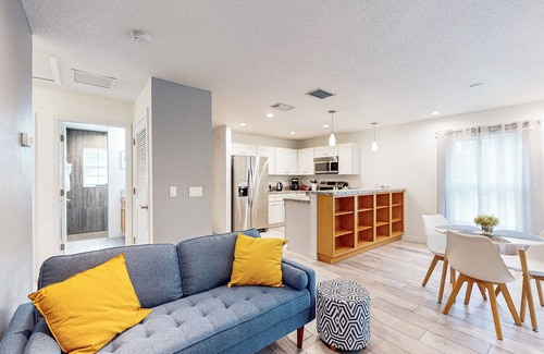 Homosassa House | Cheerful retreat with large patio, full kitchen, LTR welcome