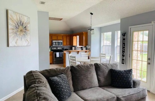 Edinburg House | Cheerful Southridge