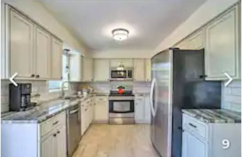 Deerfield Beach House | Cheerful, Sunny and Bright 2 Bedroom!