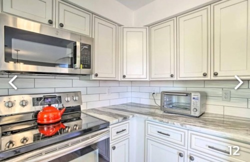 Deerfield Beach House | Cheerful, Sunny and Bright 2 Bedroom!