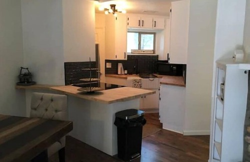 Mountainaire Cottage | Cheerful two bedroom cottage with hot tub.