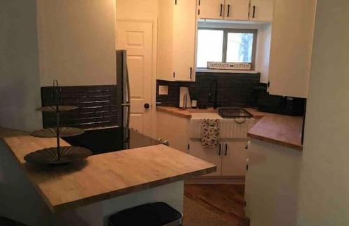 Mountainaire Cottage | Cheerful two bedroom cottage with hot tub.