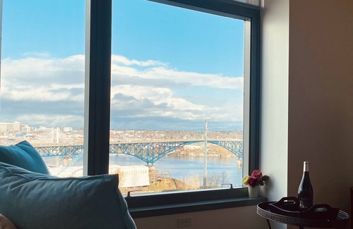 Corbett - Terwilliger - Lair Hill Condo | Cheerful Urban Living in Highrise Condo by Waterfront with Great Views