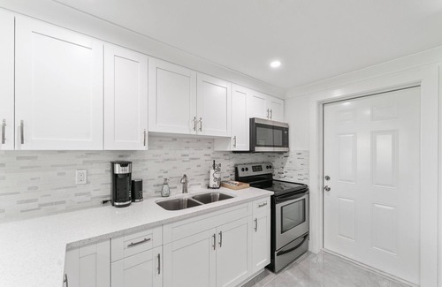 Greenacres House | Cheerful Vacation home 2/1 with outside hot tub