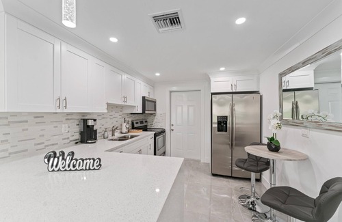Greenacres House | Cheerful Vacation home 2/1 with outside hot tub