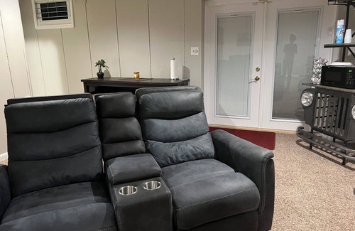 Waldorf House | Cheerful1 bedroom basement with separate entrance