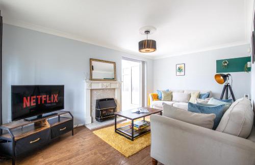 Great Baddow House | Chelmsford Reach 3 bed house near centre,free parking, Wi-Fi, table football