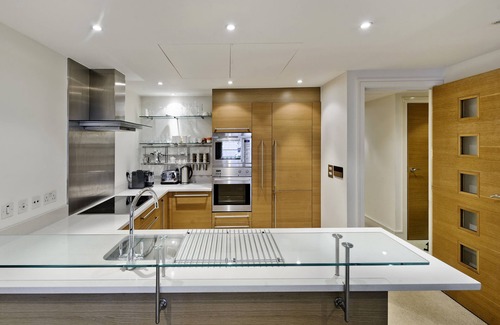 Queenstown Apartment | Chelsea Bridge Wharf, by Veeve