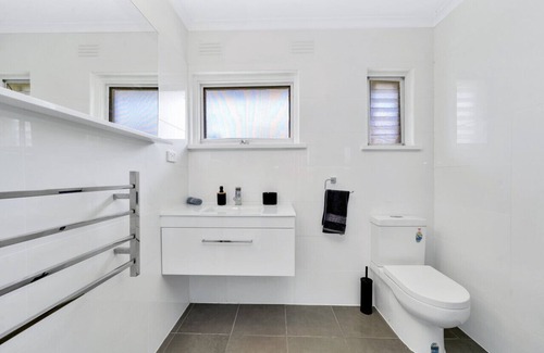 Cheltenham Villa | Cheltenham Delight - Renovated Two Bedroom Unit