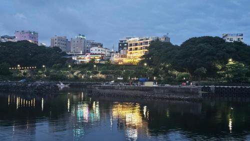 Songsan-dong Hotel | Cheonjiyeon Crystal Hotel