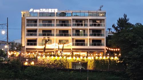 Songsan-dong Hotel | Cheonjiyeon Crystal Hotel