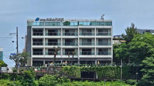 Songsan-dong Hotel | Cheonjiyeon Crystal Hotel