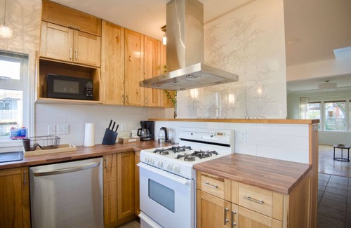 East Side House | Cherries Blooming! Entire Main House Near Skytrain