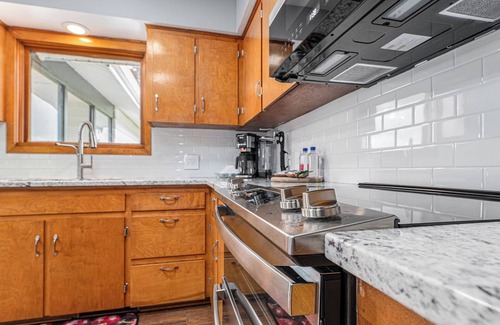 Williamsburg House | Cherry Blossom: Orchard Retreat . Hand-Pick Fruit . 3BDR . Horse Show ➠ 5 min