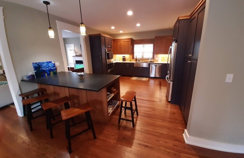 Cherry Street House | CHERRY STREET BUNGALOW! 3BR, 2 BA. Walk score 88/100