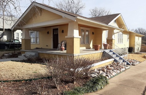 Cherry Street House | CHERRY STREET BUNGALOW! 3BR, 2 BA. Walk score 88/100