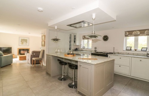 Norwich Cottage | CHERRY TREE COTTAGE, pet friendly, with a garden in Norwich