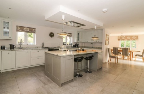 Norwich Cottage | CHERRY TREE COTTAGE, pet friendly, with a garden in Norwich