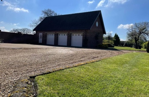 Middlewich Apartment | Cheshire - Countryside peaceful retreat. Surrounded with nature and wildlife.