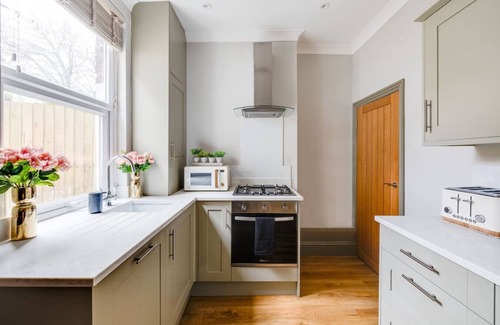 Chester House | Chester Royal | Sleeps 4 | Parking