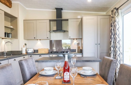 Teigngrace Cottage | CHESTNUT LODGE, pet friendly, luxury holiday cottage in Newton Abbot