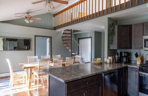 North Troy House | Chestnut Ridge Cabin: updated retreat 9 min to Jay