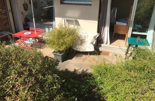 Ceyrat House | Chez Isa, espace prive,1 chambre, salle de bain, coin cuisine, terrasse, jardin, entrée autonome, parking