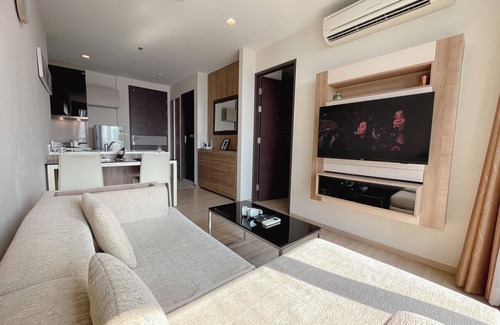 Bang Rak Apartment | Chic 1-bedroom with AC, WiFi, fitness room in vibrant Krung Thep