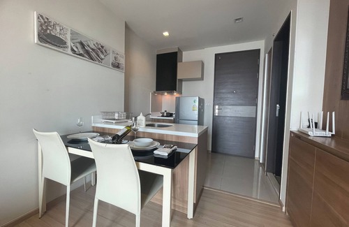 Bang Rak Apartment | Chic 1-bedroom with AC, WiFi, fitness room in vibrant Krung Thep