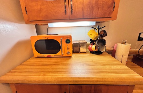 Ashburn Apartment | Chic 1-bedroom apartment with WiFi, AC in welcoming Ashburn