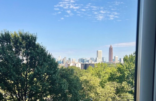 Home Park Apartment | Chic 1-bedroom apartment City-View Luxe Stay 7 Mins to Mercedes-Benz