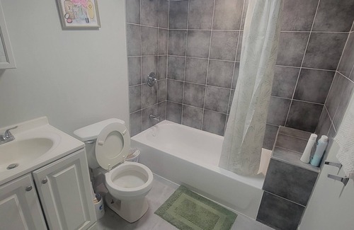 Woodlawn Apartment | Chic 1-bedroom apartment with AC, WiFi in excellent Chicago