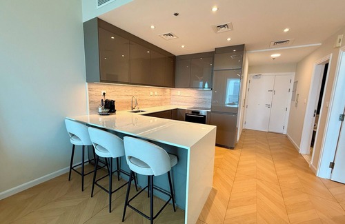 Dubai Marina Apartment | Chic 1-bedroom apartment in glamorous Dubai with sea view, 2 pools