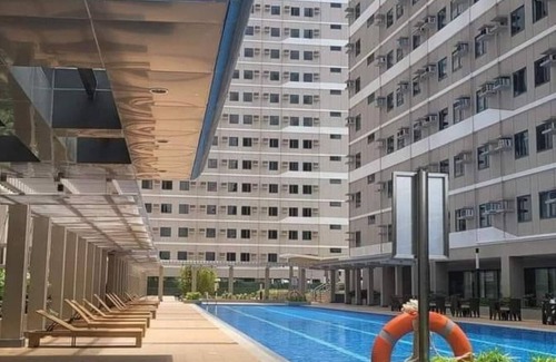 Dasmarinas Condo | Chic 1-bedroom condo in brilliant Dasmariñas with fitness room, WiFi