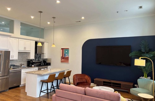 Near West Side Apartment | Chic 1 BR w Parking S