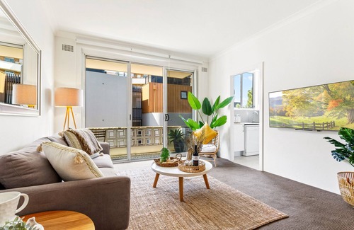 Neutral Bay Apartment | Chic 2-Bed Apartment Near City CBD