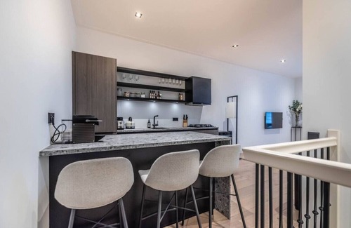 Oude Pijp Apartment | Chic 2-Bedroom Apartment in De Pijp Centrum | Walk to Museums, Cafés & Markets