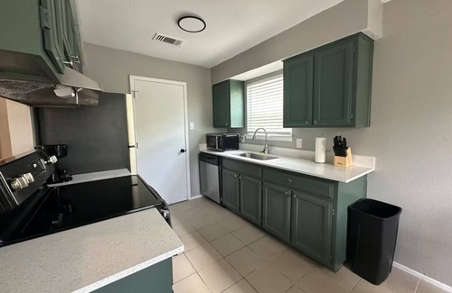 Central Arlington Apartment | Chic 2-bedroom apartment in charming Arlington with WiFi, AC