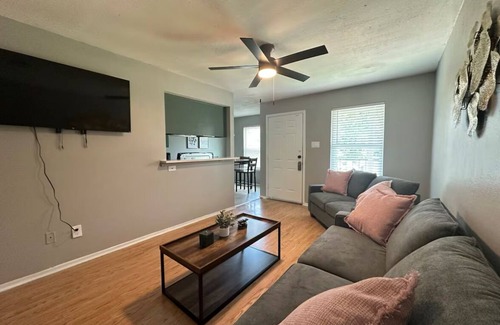 Central Arlington Apartment | Chic 2-bedroom apartment in charming Arlington with WiFi, AC